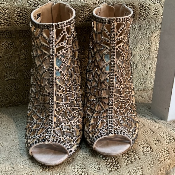 Fabulous Betsey Johnson cream with gunmetal bling caged peep toe 4” bootie. - Picture 13 of 16